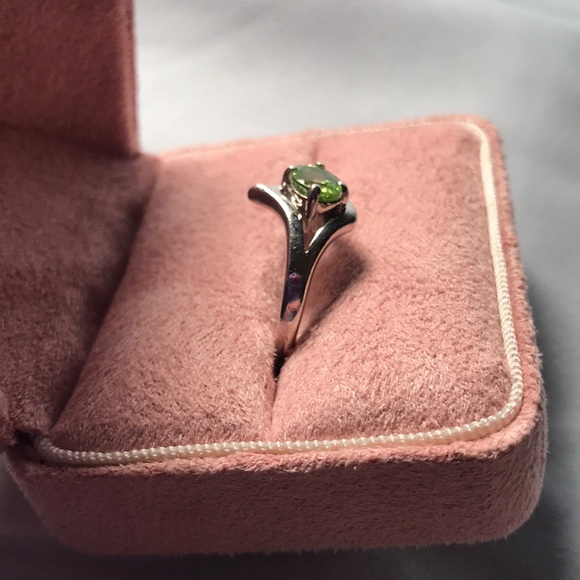 Silver Ring w/ Peridot stone - Picture 7 of 7